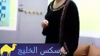 تتناك وهي تتآوة وتحدث مع أمها