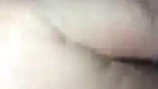 زوجة أم ذات أثداء كبيرة تحصل على مهبلها الرطب محشوًا بقضيب سميك صلب