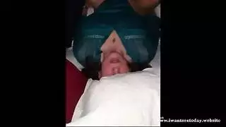 فتيان مراهقون يملأون زوجة الأب بالسائل المنوي في مشهد إباحي