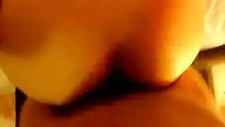 الآسيوية المثيرة تحصل على تدليك حسي لأثدائها من مدلكة مثلية