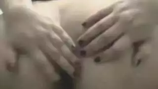 مراهقة مثيرة تتعرى كلياً لعرض مؤخرتها الكبيرة والمستديرة