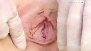 فحص عاري ينتهي بطبيب يضرب ثدييها الكبيرين وفرجها المبلل