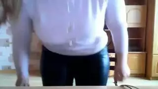 أثداء ضخمة وحلمات قاسية في جلسة كاميرا مثيرة