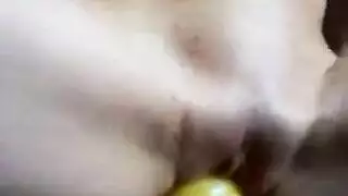 فتاة شرموطة تثير صاحبها على الويب كام و تتعرى و تدخل زجاجة لبرتقال في كسها الواسع
