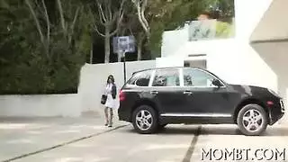الميلفاية الممحونة تمص زب الشاب الصغير وتعري طيزها لكي يضاجعها من الخلف