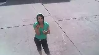 فانتازيا الظهور العلني: المخنث العربي يكشف ثديه