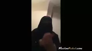 عاهرة منقبة ساخنة تقدم مص عميق وأكل فرج عنيف
