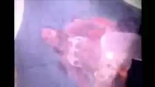 يخاف من صوة الرعد فينام مع امه