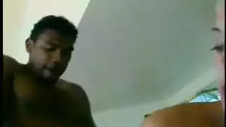 جاري ذو القضيب الأسود في فيلم إباحي: ضربات قوية وابتلاع السائل المنوي