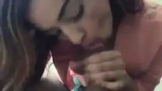 رفيقة سحاقه العربية تعطيه مصة مليئة باللعاب
