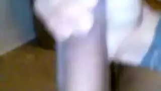 متعصب للاستمناء يدلك قضيبه الصلب حتى القذف