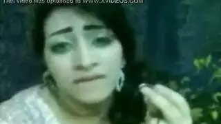 عاهرة مصرية محجبة تأخذ قضيبًا قاسيًا في مؤخرتها