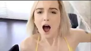 نيك xxx على الأريكة مع تغطية الفم وإلهاء في المطبخ