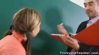 مراهقة راسبة تغوي أستاذها للنجاح في الامتحان بورن تلميذات صريح