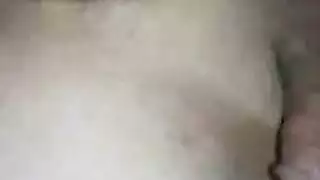 شرموطة ساخنة تمص الزب بعمق وتداعب خصيتيه