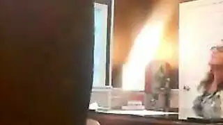طالبة جامعية ناشزة تبلع سائل أستاذها السميك في قاعة محاضرات فارغة