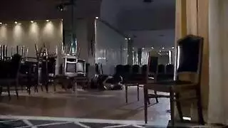 يمص حلمات الثدى