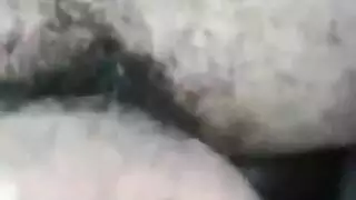 إباحية متعرجة: رجل مشعر يُنكح بعمق حتى يطلق منياً حاراً