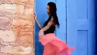 مصور أفلام إباحية يصور مشهد القذف داخل مهبلها