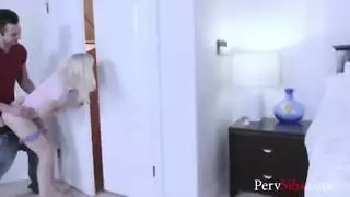 أخت عازلة تحصل على كريمة أشقاء