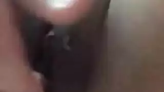 مشهد آسيوي فردي صريح: تداعب كسها وتئن في فيلم إباحي