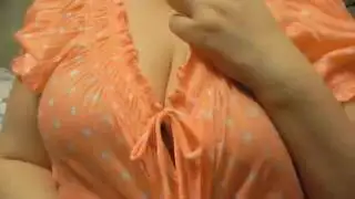 زوجة هندية مكتنزة تثير على الكاميرا بصدرها الضخم