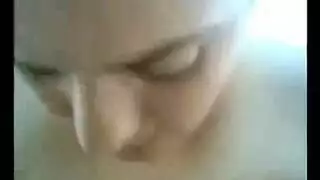 عاهرة عربية مهووسة بمص وهز عمود سمين
