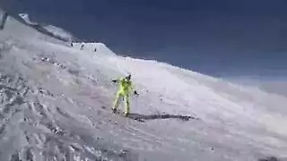 الانزلاق يؤدي إلى الاختناق بينما يقذف في حلقها مرارًا