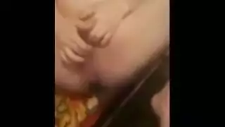 فتاة نقابية مثارة تكشف عن كسها المشذب المشدود لجلسة تدليك إصبعي مكثفة