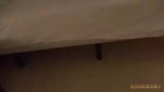 اخ يدخل على اخته غرفتها و هى تغير هدومها و ينيكها