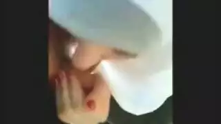 فتاة محجبة تمص زباً هائلاً وتنتهي بقذف على الوجه