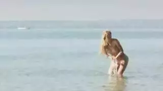 اغراء البنطلون الجينز الضيق والكعب العالي
