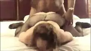 فتاة دعارة راقية تغمرها حرارة جنس إباحي قاس