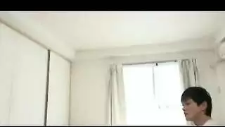 مرات الاب تعلم ابنتها كيف تغسل كسها