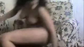 ترقص كالنار ثم تدخل أصابعها في كسها