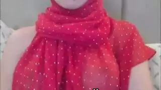 فتاة جزائرية كبيرة الصدر تتعرى وتثور شهوانياً على كاميرا جنس مباشرة