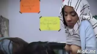 مشهد حجاب إباحي: تعليم فتاة صغيرة على عبادة القضيب وخدمة الأعضاء الذكرية