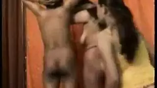 نيك جماعي لفتاة هندية: سكس عنيف مع قذف على الوجوه