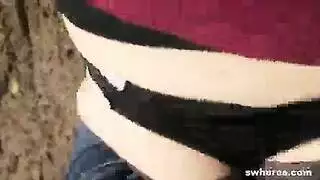 إنجليزية ساخنة تمص قضيبًا في مشهد إباحي خارجي
