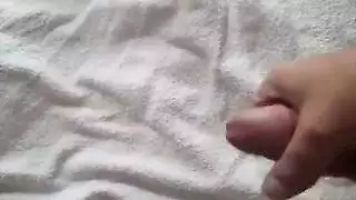 يلبس زبه الكاندوم و يدخله في كس العاهرة ويتلذذ حتى النشوة
