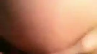 تضخيم حلماتها المنتفخة بينما تأخذ قضيبًا كبيرًا