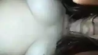 زوجة ذات نظارات مثيرة تمص بقوة على الأريكة
