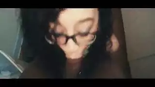 الفتاة الذكية تخلع نظارتها وتفتح مهبلها الضيق