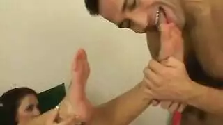 هوني ليتل تمص قضيبًا أسودًا سميكًا بينما يتوسل شريكها للمزيد