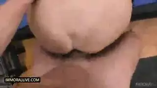 خدمة الفم الرطبة للشقراء من أجل قضيب صلب وكبير