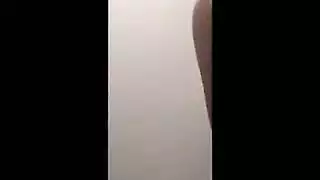 فتاة تمارس العا