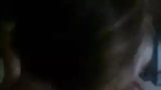 كوغار ساخنة ومدخنة تتوسل لثنائي ذكوري في منزلها