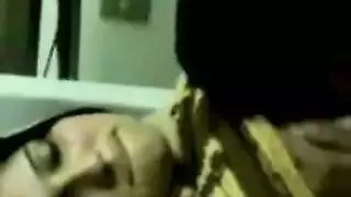 زوج يصور زوجته في علاقة شرجية مثلثة جامحة مع صديقه