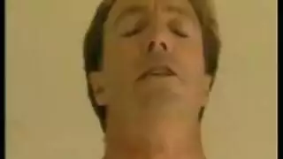 قميص النوم هذا يُخلع لمشهد إباحي من القبلات والجماع