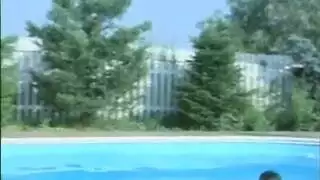 سمراء بقرون تأخذ قضيبين كبيرين في فتحاتها